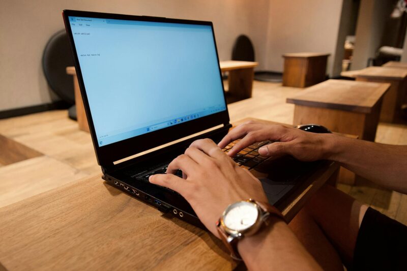 Panduan Digital Nomad: Menjelajahi Kehidupan Malam Pattaya – Mencari Bar dengan Koneksi Wi-Fi Terbaik