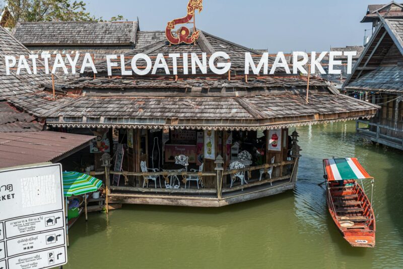 Mercado Flotante de Pattaya al Anochecer: Una Experiencia Turística Única